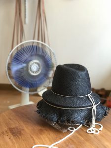 木型で作るハット 黒 乾燥中