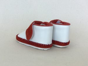 太いストラップ子ども靴 赤 後ろから