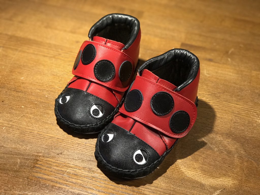 てんとう虫の子ども靴