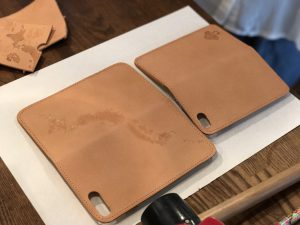 ◆ 牛ヌメ革の iPhone7・7plusケースに電気ペンで好きな絵を描こう◆
