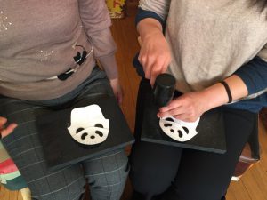 パンダの子ども靴 穴あけ作業