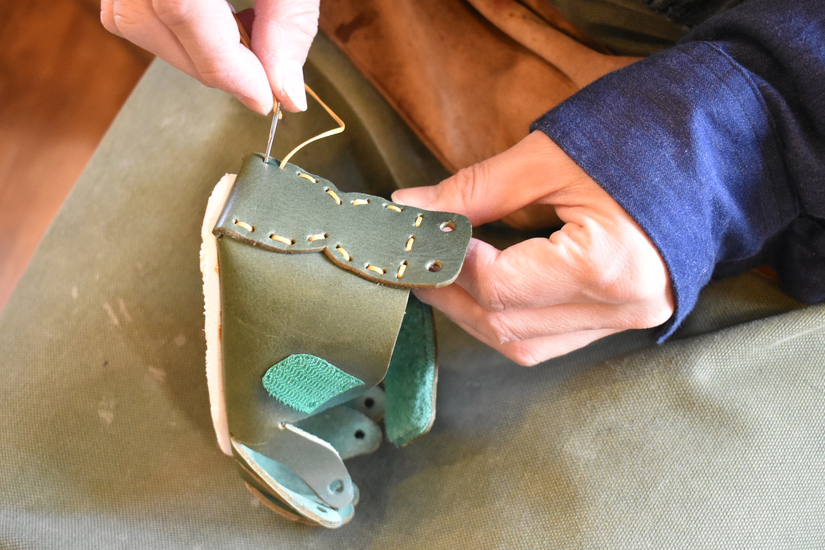自宅にお届けワークショップ　しゅうまいベビー靴キット手縫い作業